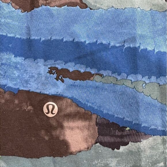 Lululemon Blue-Green-Gray-Black Watercolor Athleisure Shorts in Size Large - Picture 6 of 8